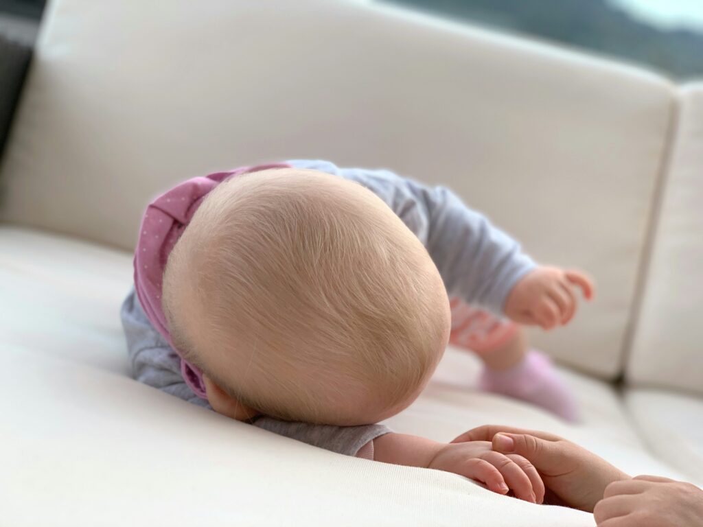 La plagiocefalia nel neonato yves scheuber eyj4dfqndw0 unsplash
